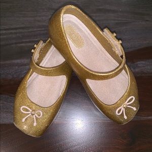 Mini Melissa’s gold with bow